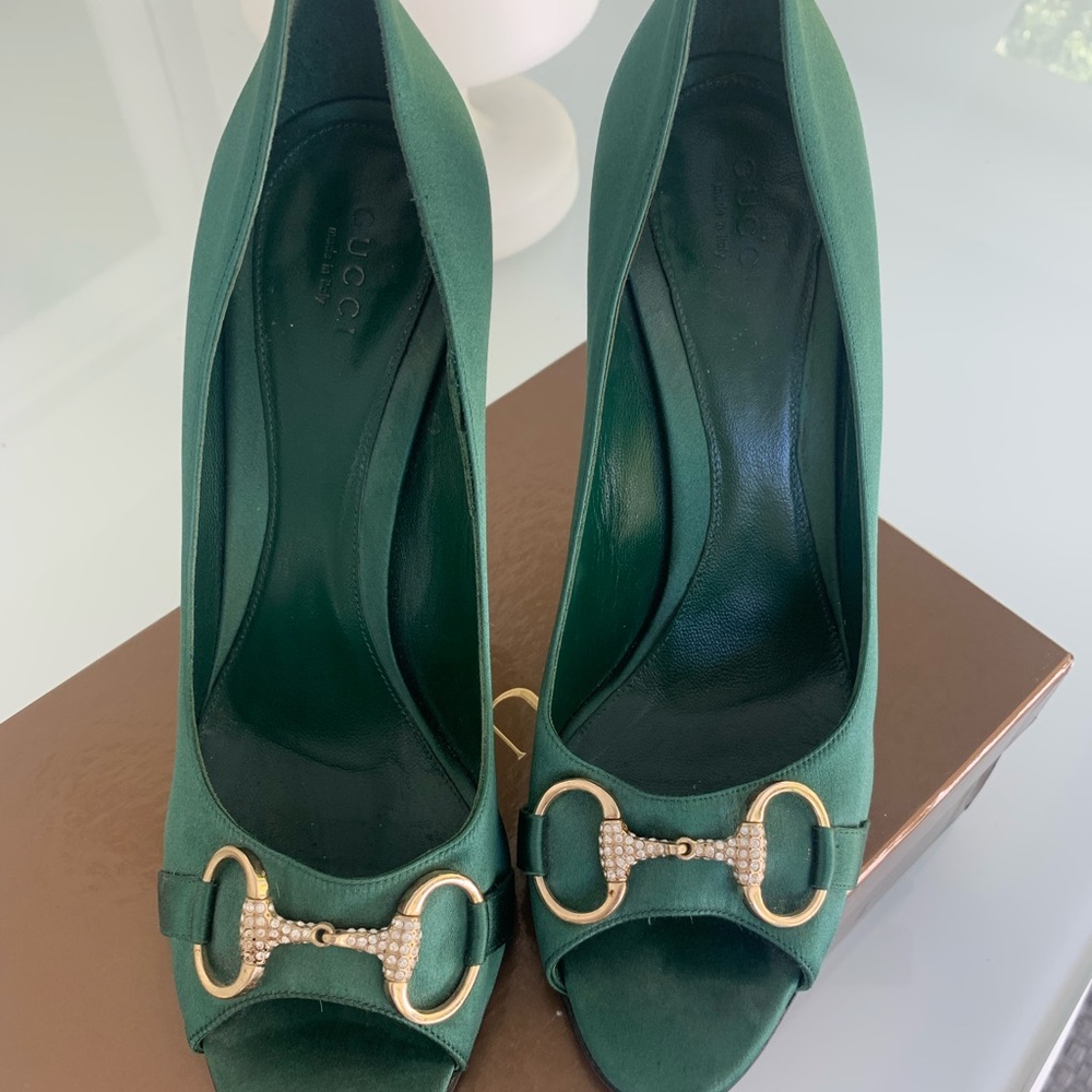 Stunning GUCCI heels in emerald green silk - size 9B
